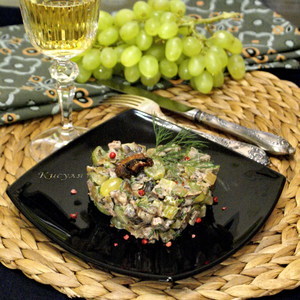 Салат с говядиной, шампиньонами и виноградом